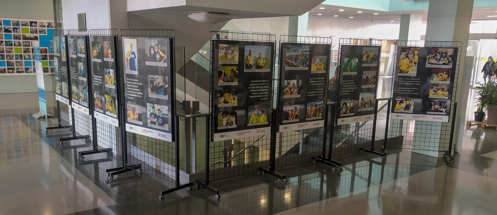 Plafons amb les fotografies al vestíbul de l'hospital