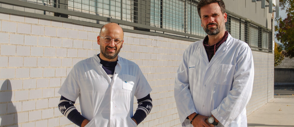 Els investigadors Daniel Vega i Carlos Schmidt davant el centre de Salut Mental i Addiccions