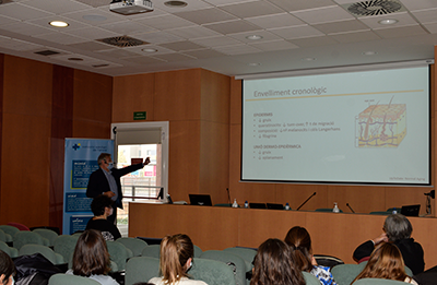 El dermatòleg Miquel Ribera imparteix la classe magistral sobre dermatologia geriàtrica a la sala d'actes de l'Hospital d'Igualada