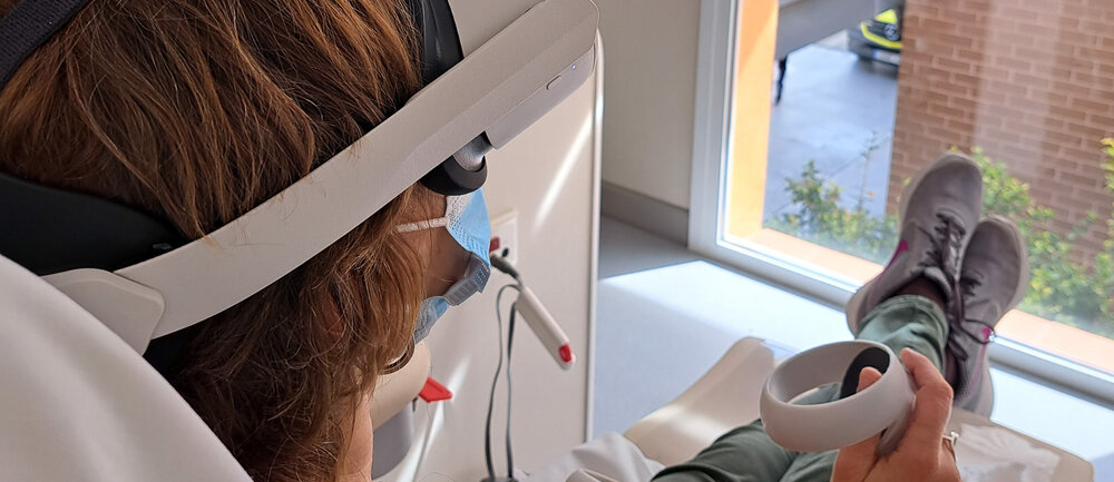 Un pacient prova les ulleres de realitat virtual